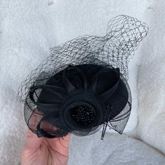 2pc. Elegant Party Black and Red Fascinator Lawliet Woman's Hair Fashion Piece - Picture 3 of 12